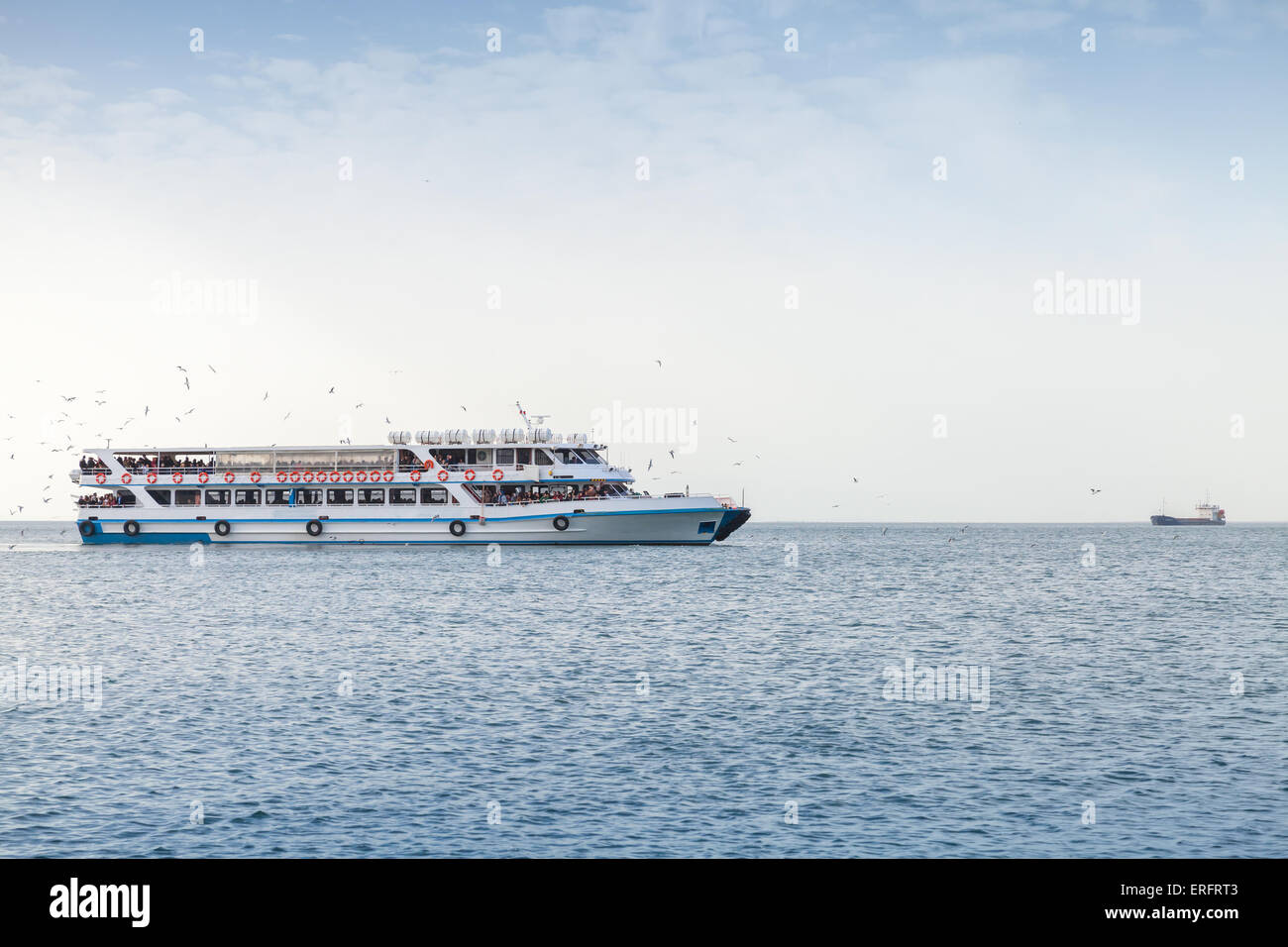 Fahrgastschiff voller Menschen geht in Bucht von Izmir, beliebte öffentliche Verkehrsmittel Stockfoto