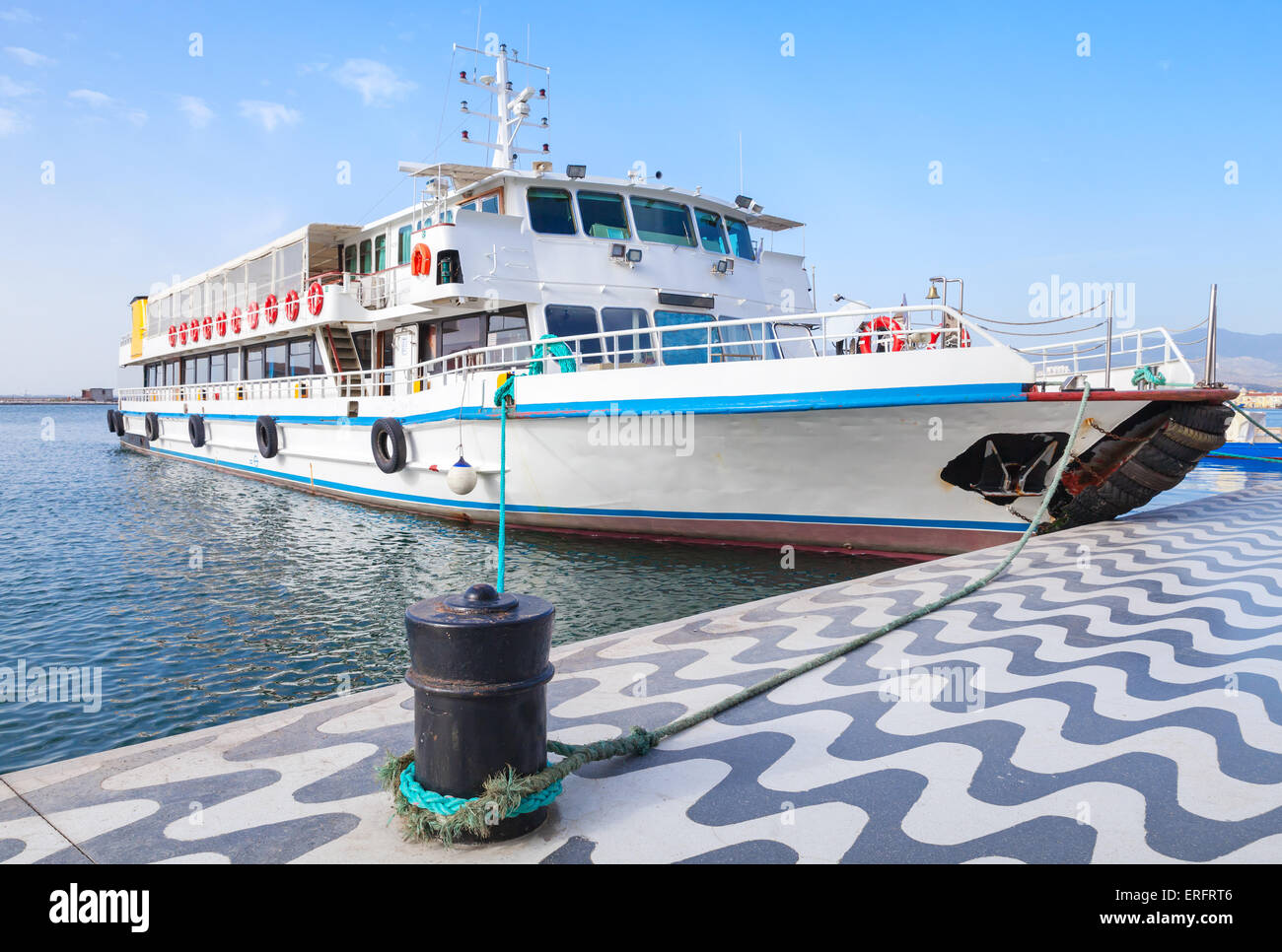 Fahrgastschiff steht vor Anker in Bucht von Izmir, beliebte öffentliche Verkehrsmittel Stockfoto