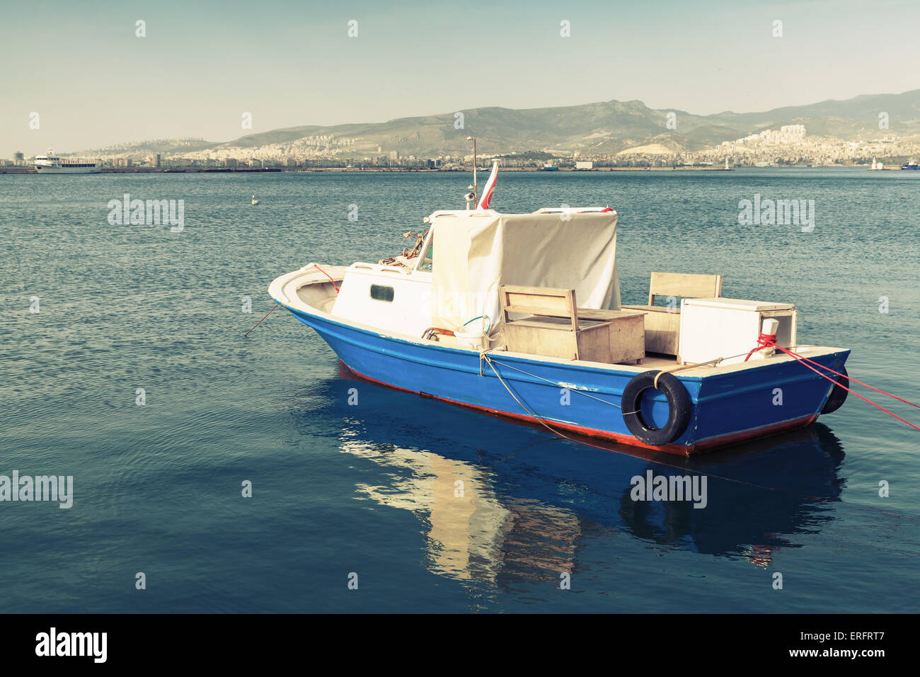 Alte hölzerne Boot verankert in Bucht von Izmir, Türkei. Vintage stilisierte Foto mit warmen Tonwertkorrektur Fotofilter, alten styl Stockfoto
