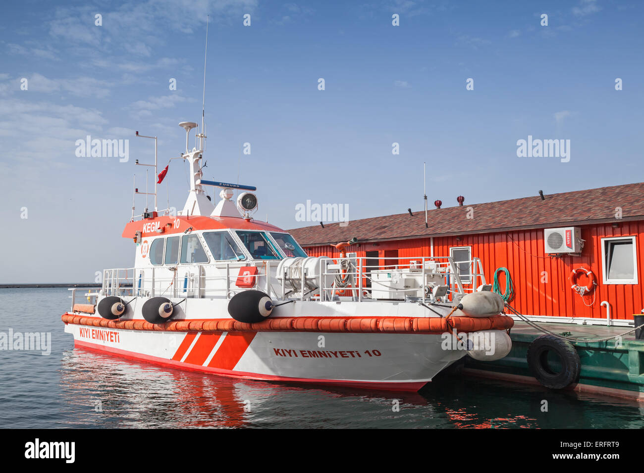Izmir, Türkei – 5. Februar 2015: Rotes und weißes Feuer Boot steht vor Anker in der Stadt Izmir, Türkei Stockfoto