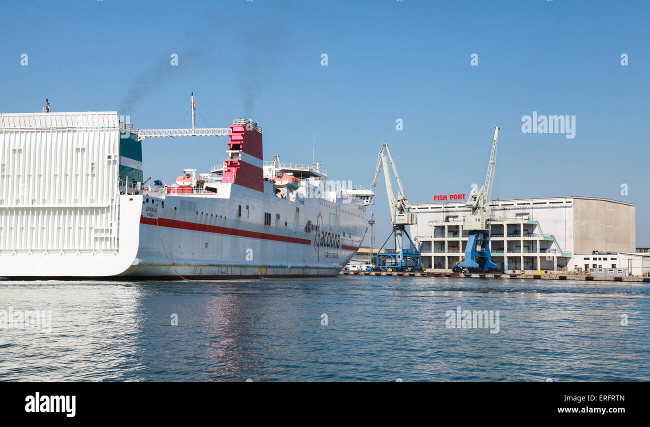 Burgas, Bulgarien - 22. Juli 2014: Große weiße Frachtfähre vertäut im Fischereihafen von Burgas, Bulgarien Stockfoto
