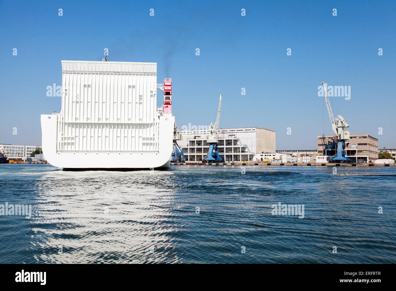 Stern der große weiße Fracht Fähre mit geschlossenen Transport Tor, Fisch Hafen von Burgas, Bulgarien Stockfoto