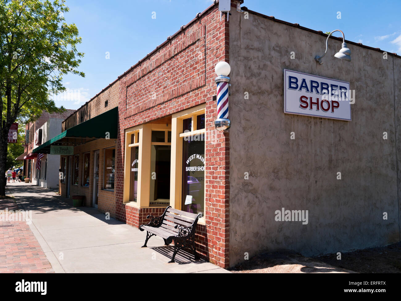 Ecke Friseurladen in der kleinen Stadt USA, Brevard, North Carolina. Stockfoto