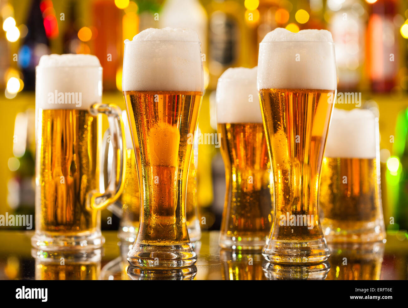 Krüge Bier auf die Theke mit Exemplar platziert Stockfoto