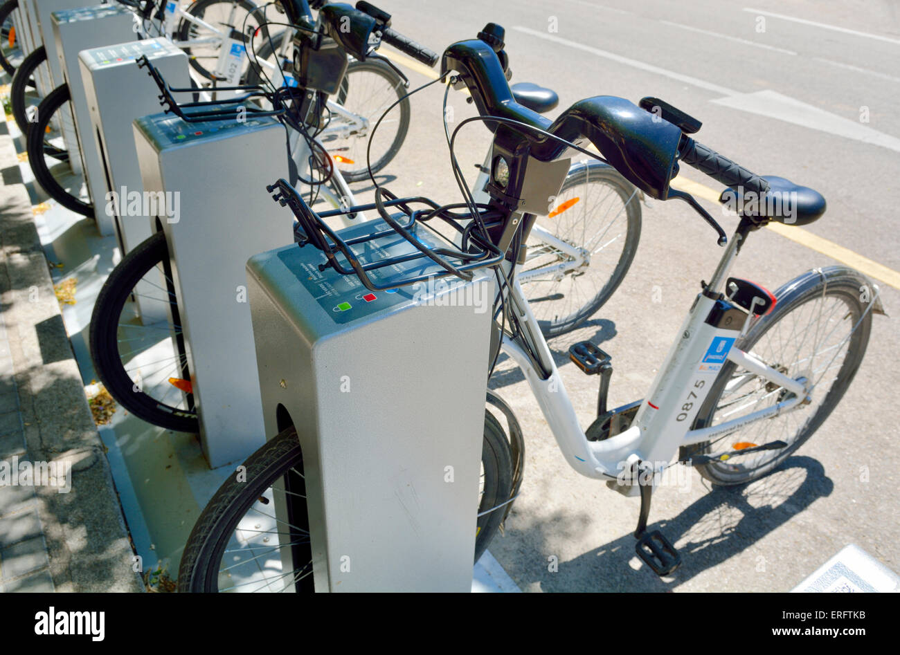 Reihe für mieten BiciMad e-Bikes in der Ladestation steht, Madrid, Spanien Stockfoto