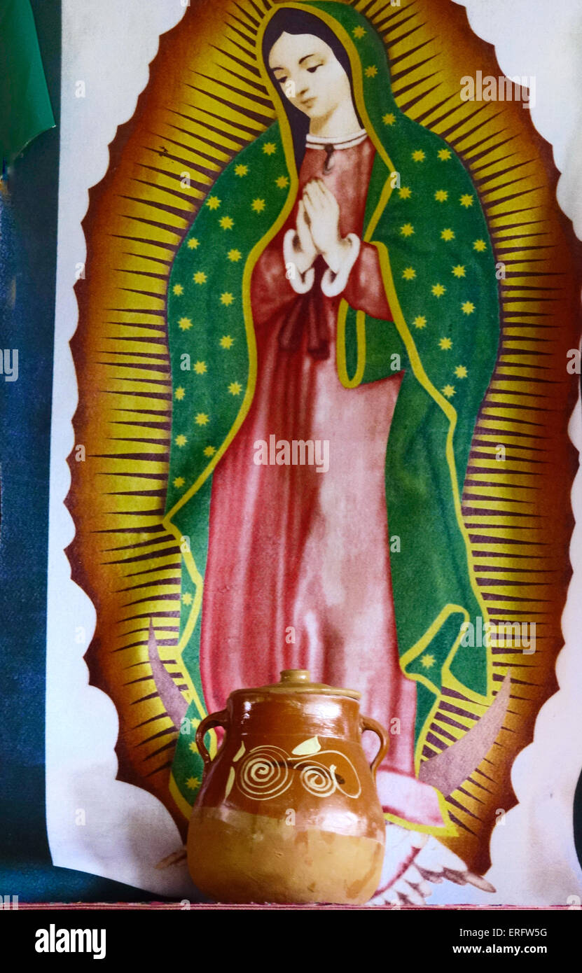Wandbehang der Jungfrau von Guadalupe auf Stoff, hinter einer mexikanischen jar, Jungfrau Virgen de Guadalupe, Nuestra Señora de Guadalupe Stockfoto