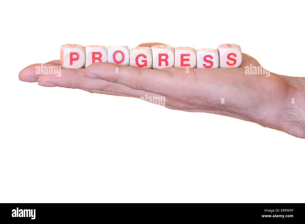 Das Wort Fortschritt mit hölzernen Würfel auf die He Palme der Hand geschrieben. Isoliert auf weißem Hintergrund Stockfoto