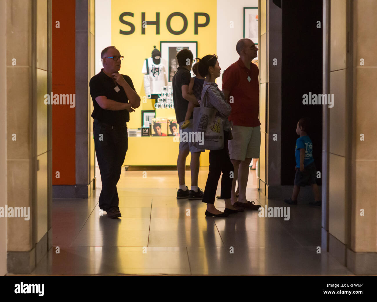 Besucher in das Brooklyn Museum in New York außerhalb ihrer Basquiat Geschenk-Shop auf Sonntag, 31. Mai 2015. (© Richard B. Levine) Stockfoto