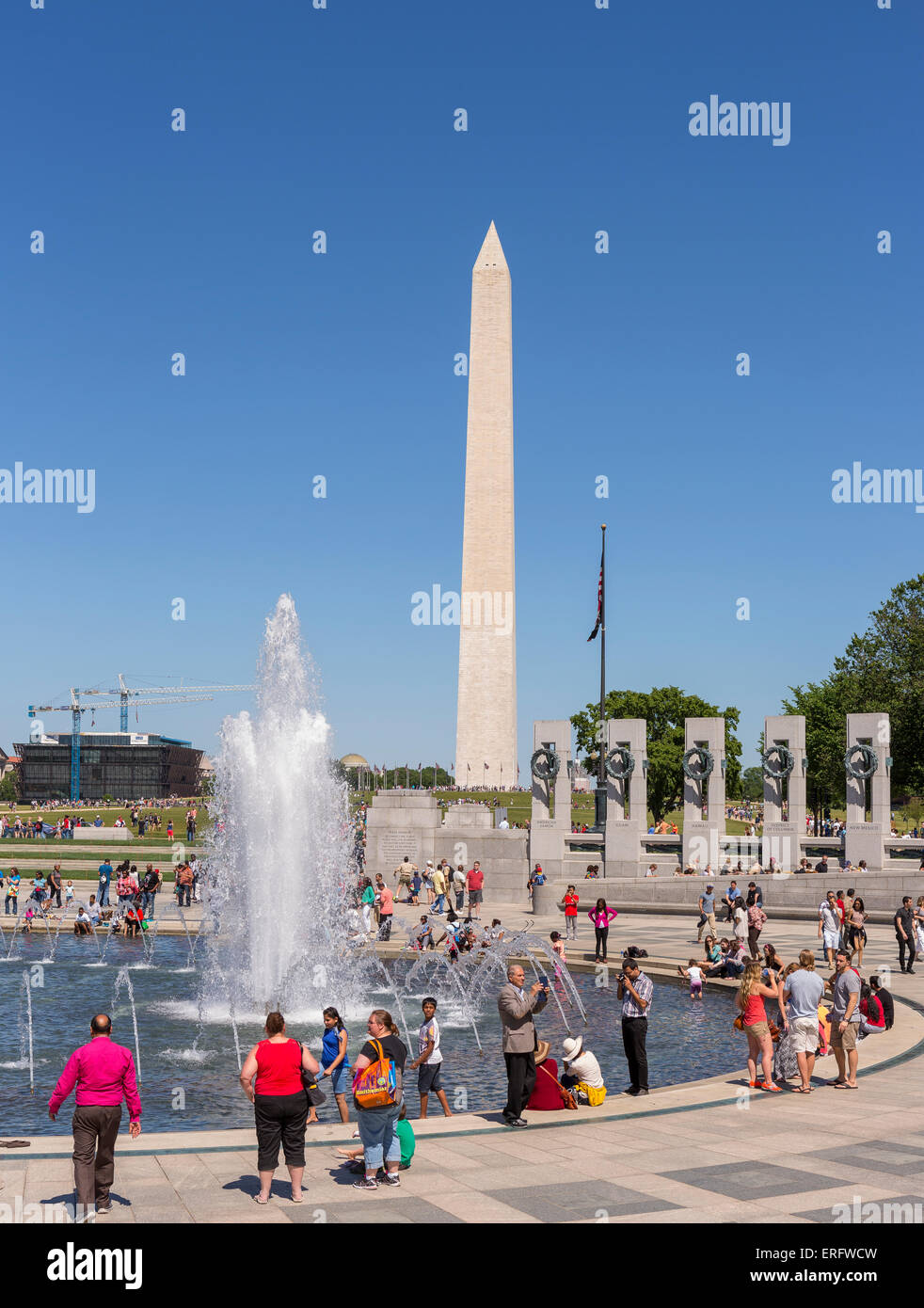 WASHINGTON, DC, USA - World War II Memorial und Washington Monument auf der National Mall. Stockfoto