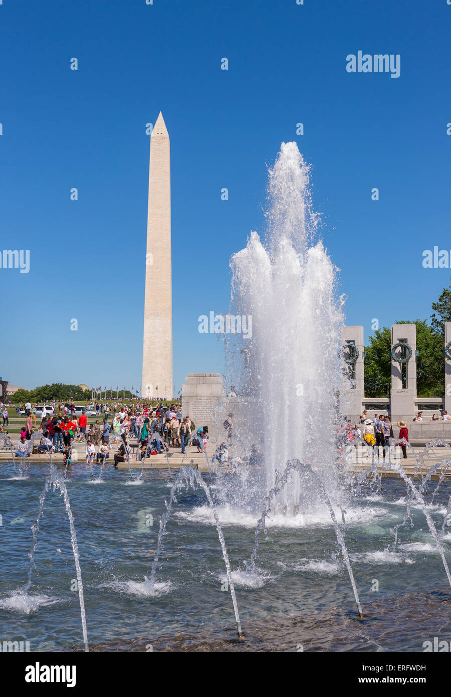 WASHINGTON, DC, USA - World War II Memorial und Washington Monument auf der National Mall. Stockfoto