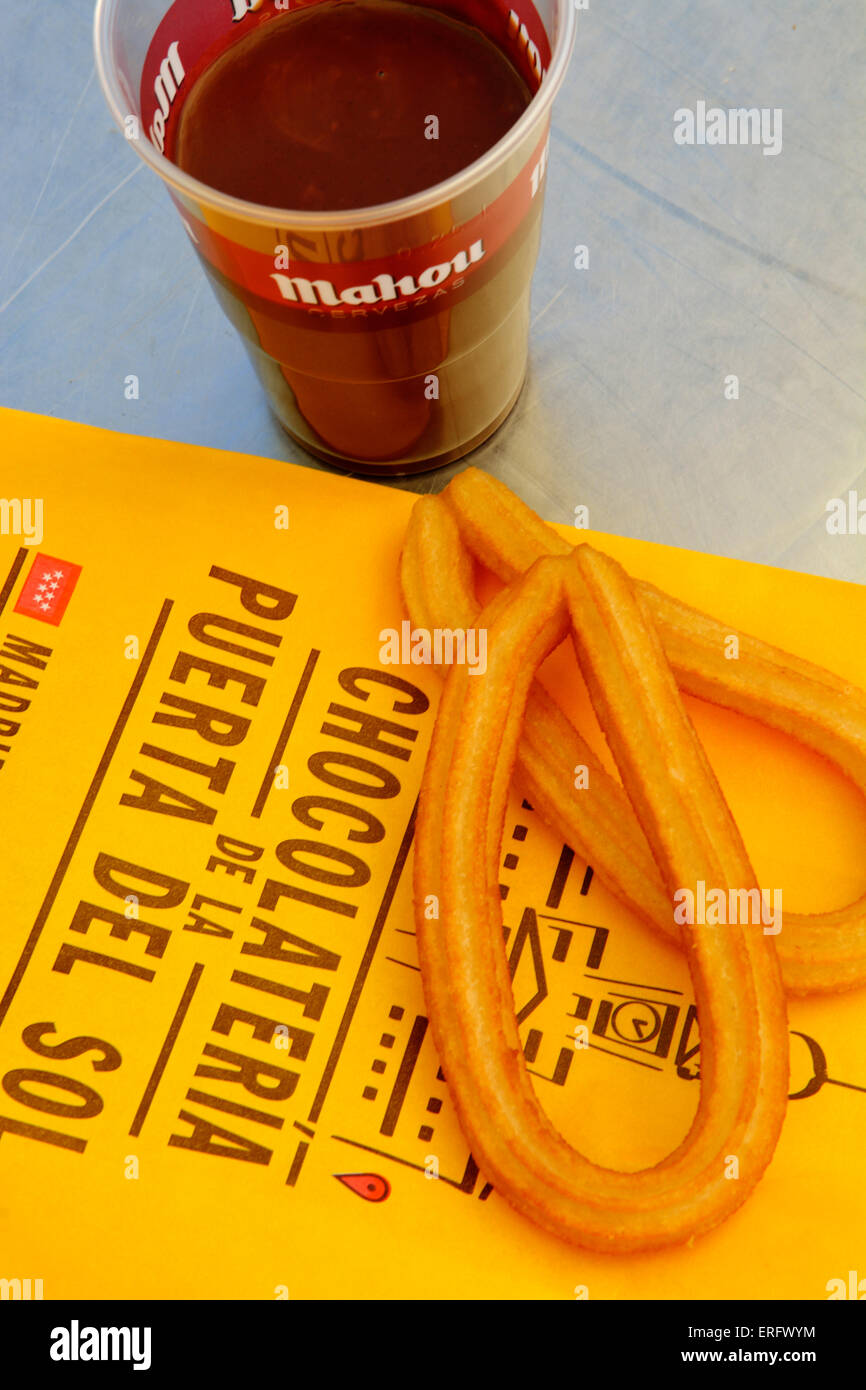 Schokolateria dienen dicken heißen Schokolade mit Churros für dunking, De La Puerta Del Sol, Madrid, Spanien Stockfoto