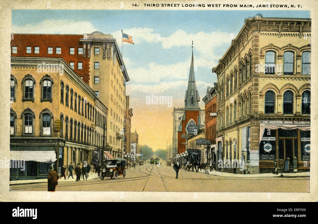 Jamestown, New York State. Dritte Straße, Blick nach Westen von Main. Fußgänger und Autos auf der Straße. Anfang des 20. Jahrhunderts Postkarte. Stockfoto