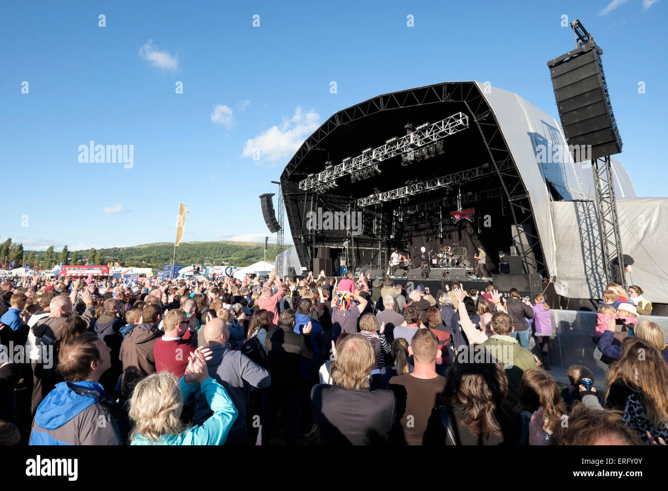 Fans genießen Sie Dreadzone auf der Hauptbühne auf dem Wychwood Festival, Cheltenham, England, UKFans Dreadzone auf der Hauptbühne ein Stockfoto