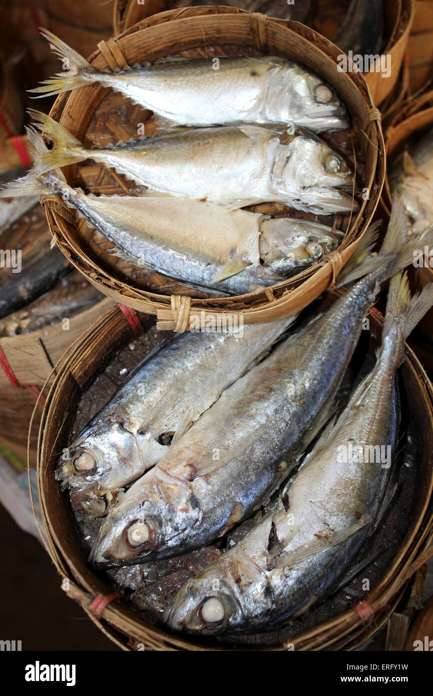 Frischer Fisch zum Verkauf In Bamboo Steamer bei einer Thai-Markt Stockfoto