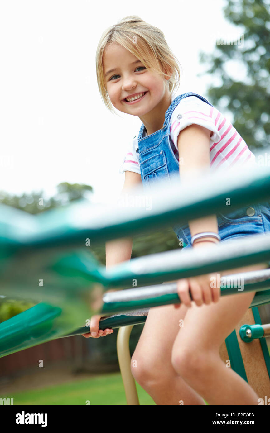 Junges Mädchen auf dem Klettergerüst auf Spielplatz Stockfoto