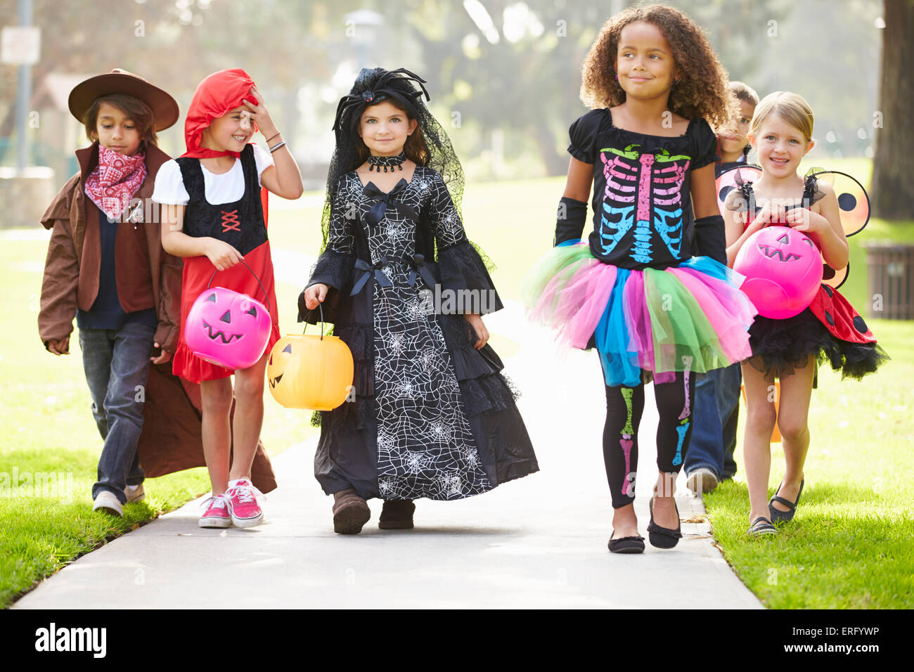 Kinder In Fancy Kostüm Kleid gehen Trick oder Behandlung von Stockfoto