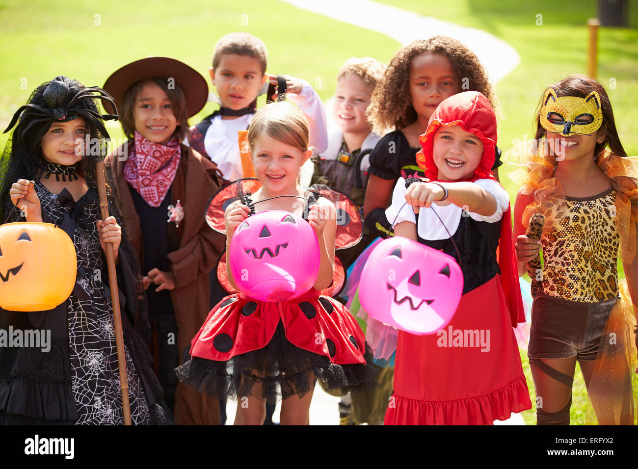Kinder In Fancy Kostüm Kleid gehen Trick oder Behandlung von Stockfoto