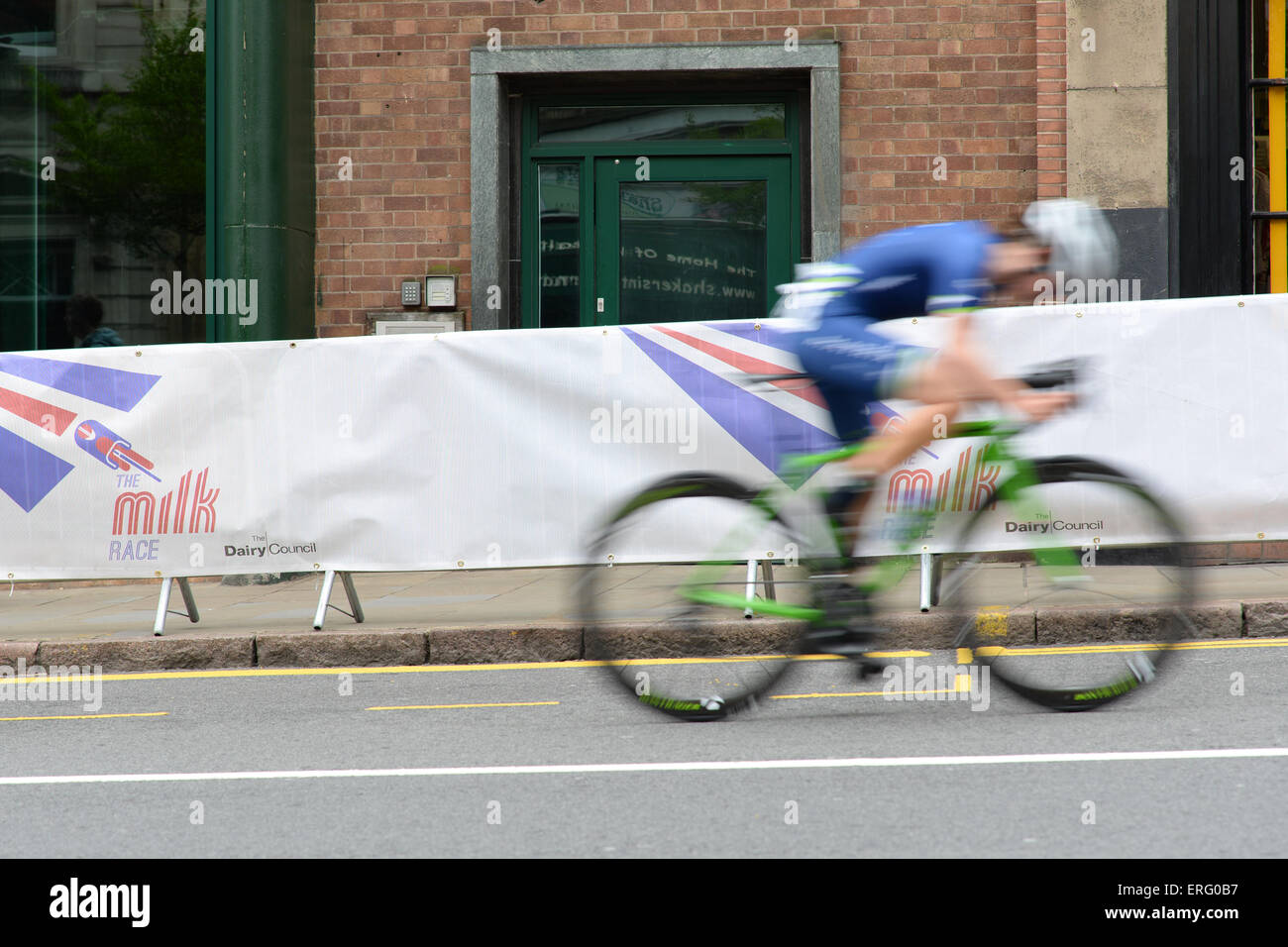 Ein weibliche Radfahrer konkurriert in der Milch-Rennen in Nottingham, Vereinigtes Königreich am 24. Mai 2015. Stockfoto