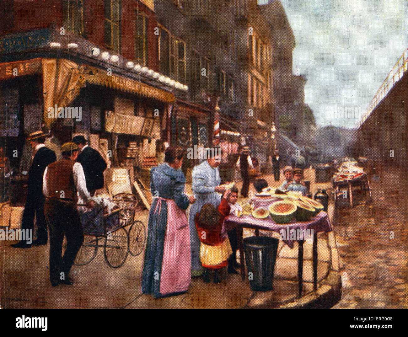 Lower East Side, New York, mit Passanten schlendern Barrow, Straßen und Geschäfte der 1890er Jahre Stände außerhalb.  Bildunterschrift lautet: Stockfoto