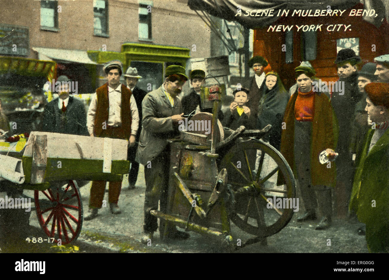 Lower East Side, New York, eine Szene in Mulberry Biegung der 1890er Jahre mit Passanten beobachten Messer Schleifmaschine. Sehr armen Gegend in spät Stockfoto