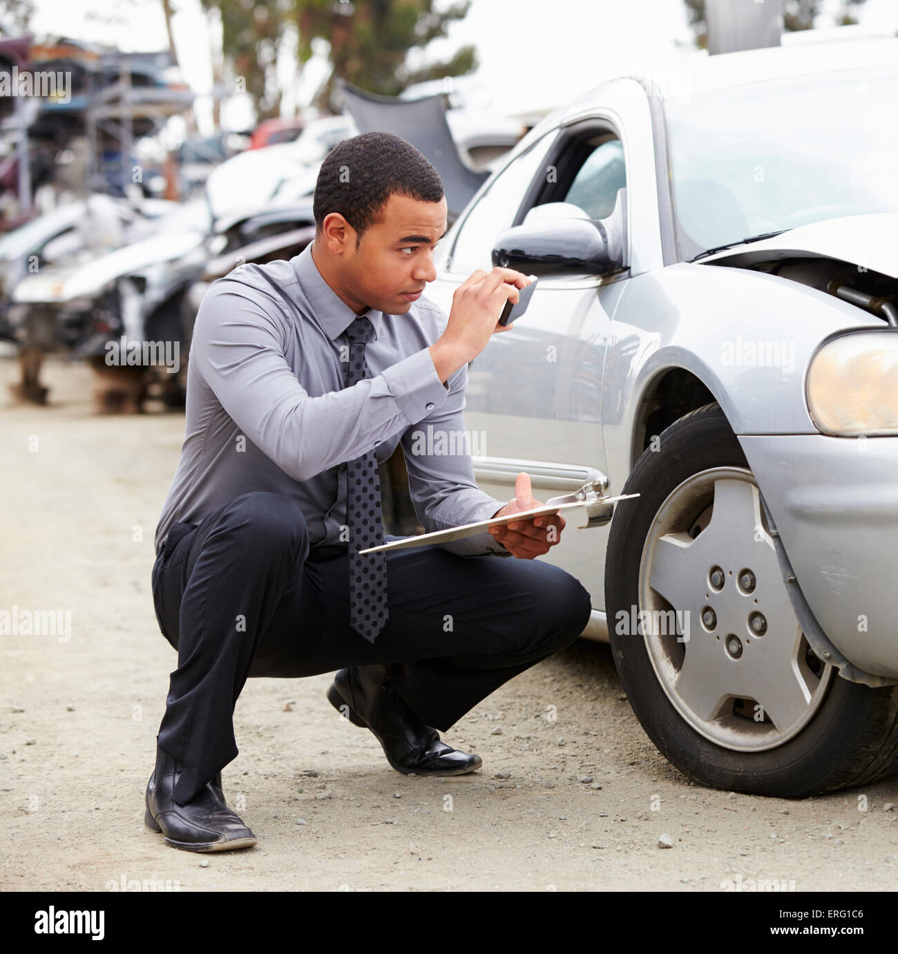 Loss Adjuster fotografieren Schaden an Auto Stockfoto