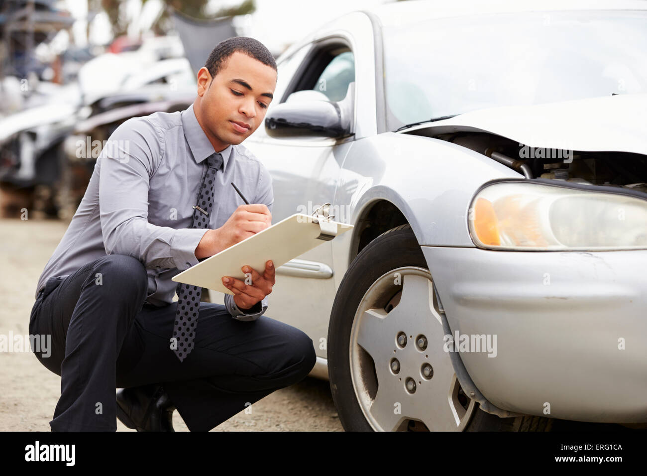 Loss Adjuster Inspektion Auto Unfall beteiligt Stockfoto