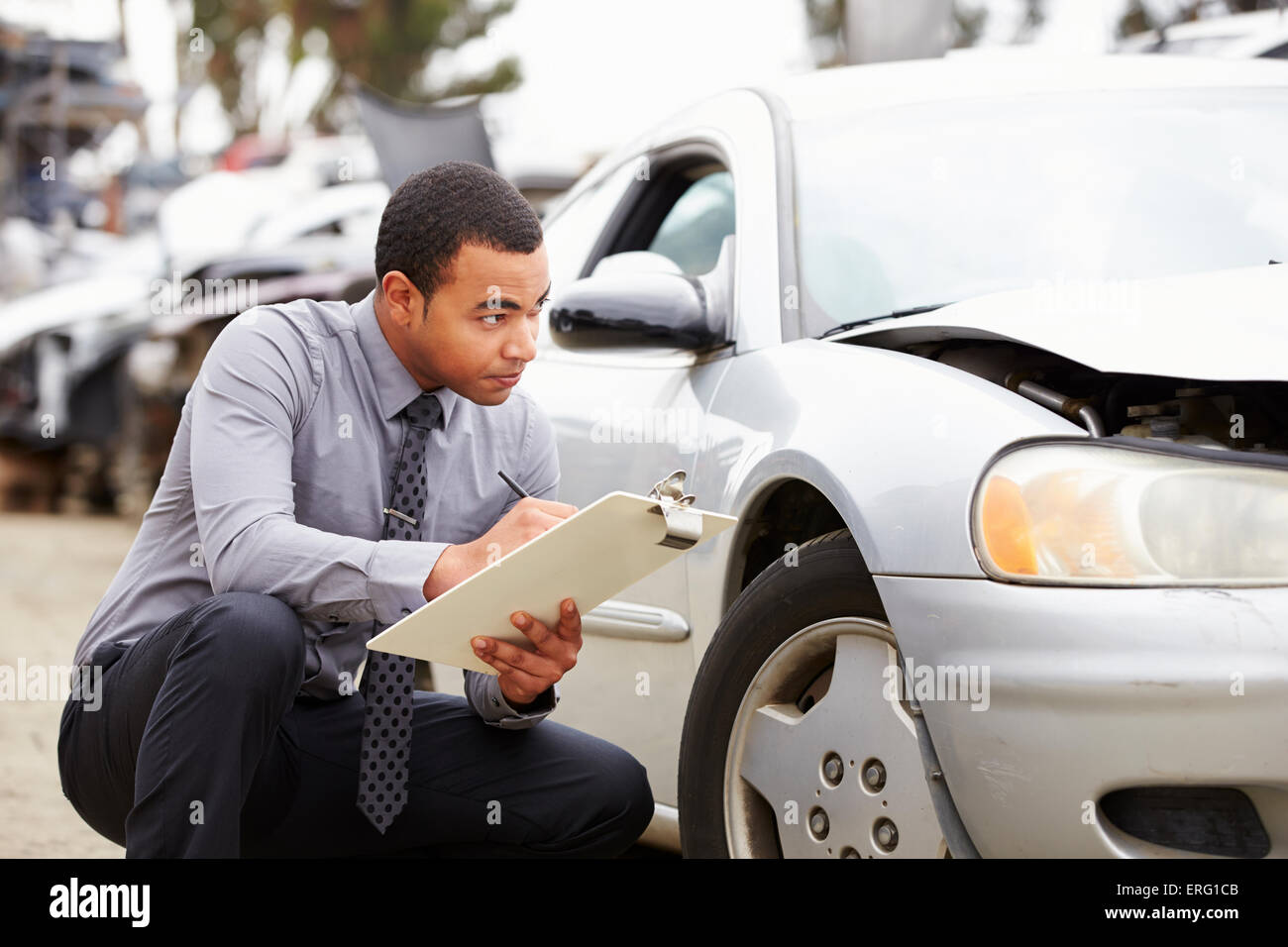 Loss Adjuster Inspektion Auto Unfall beteiligt Stockfoto