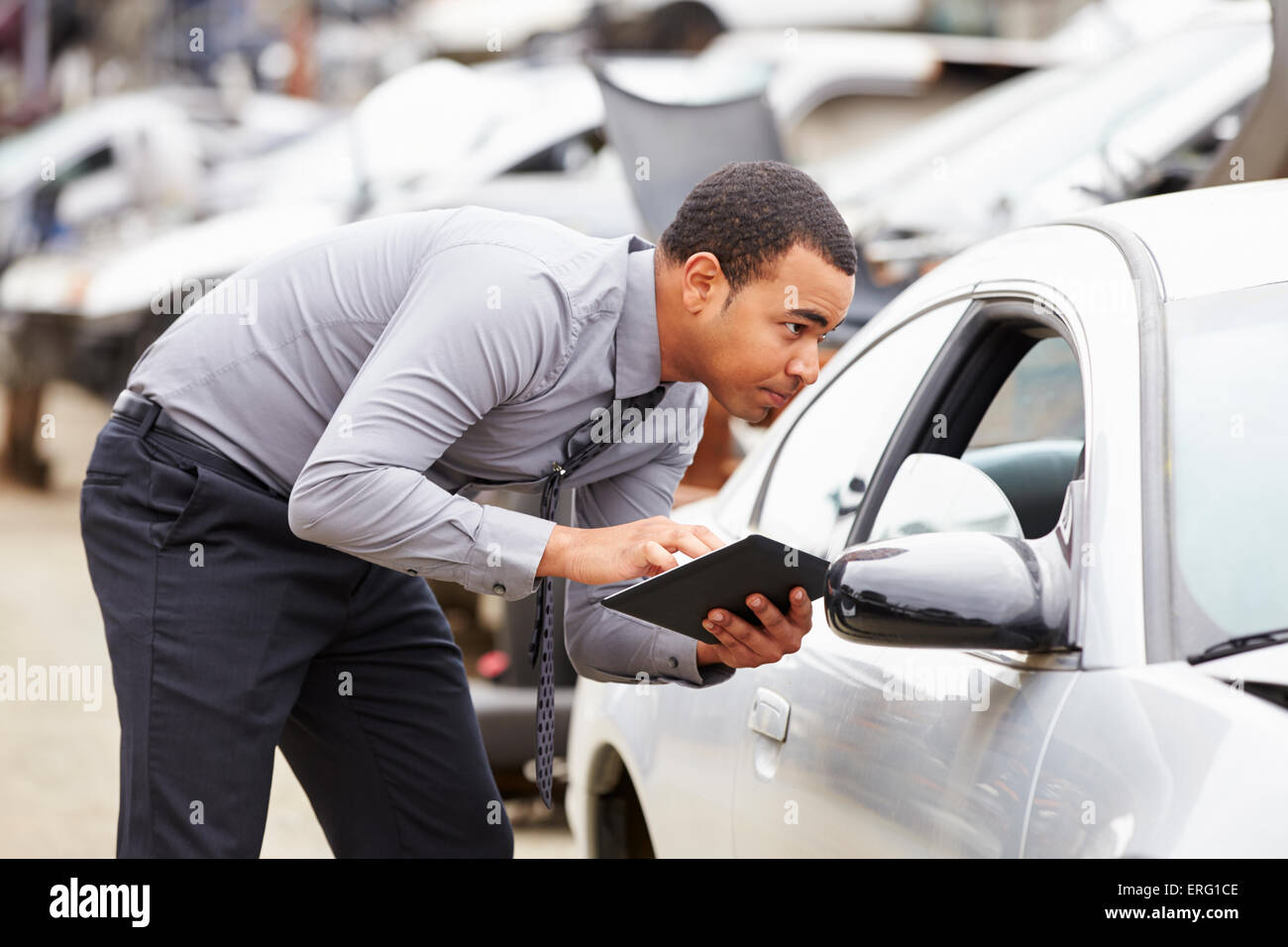 Loss Adjuster mit Digital-Tablette In Auto-Wrack-Inspektion Stockfoto