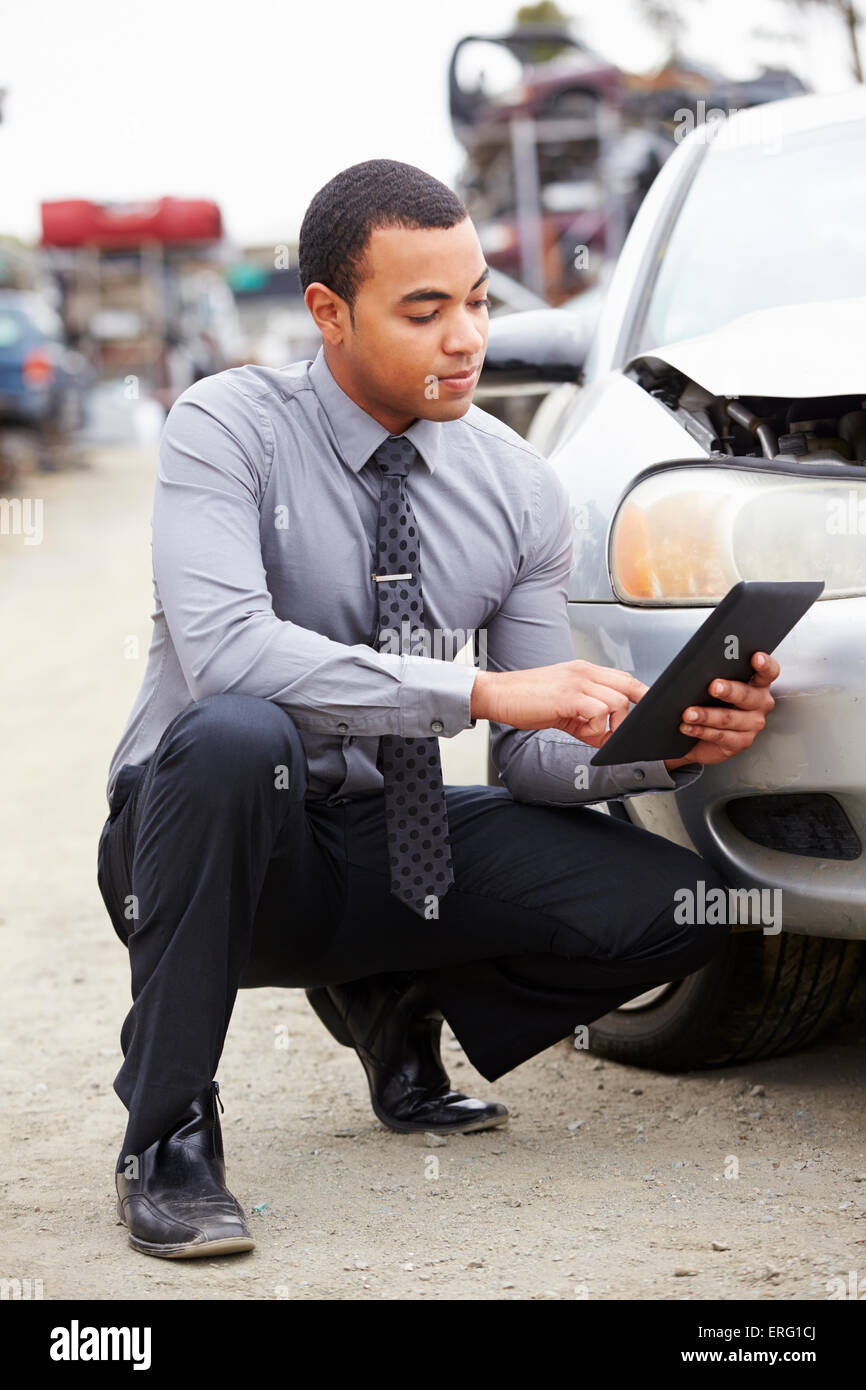 Loss Adjuster mit Digital-Tablette In Auto-Wrack-Inspektion Stockfoto