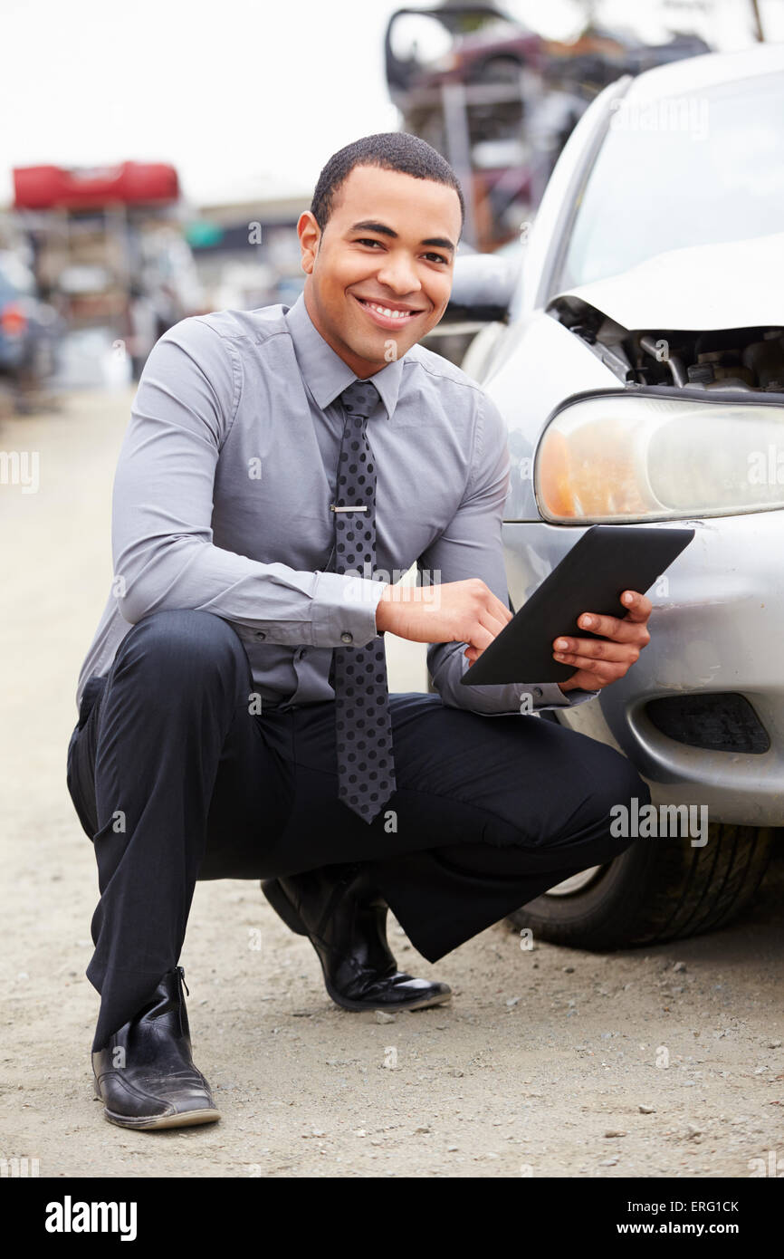 Loss Adjuster mit Digital-Tablette In Auto-Wrack-Inspektion Stockfoto