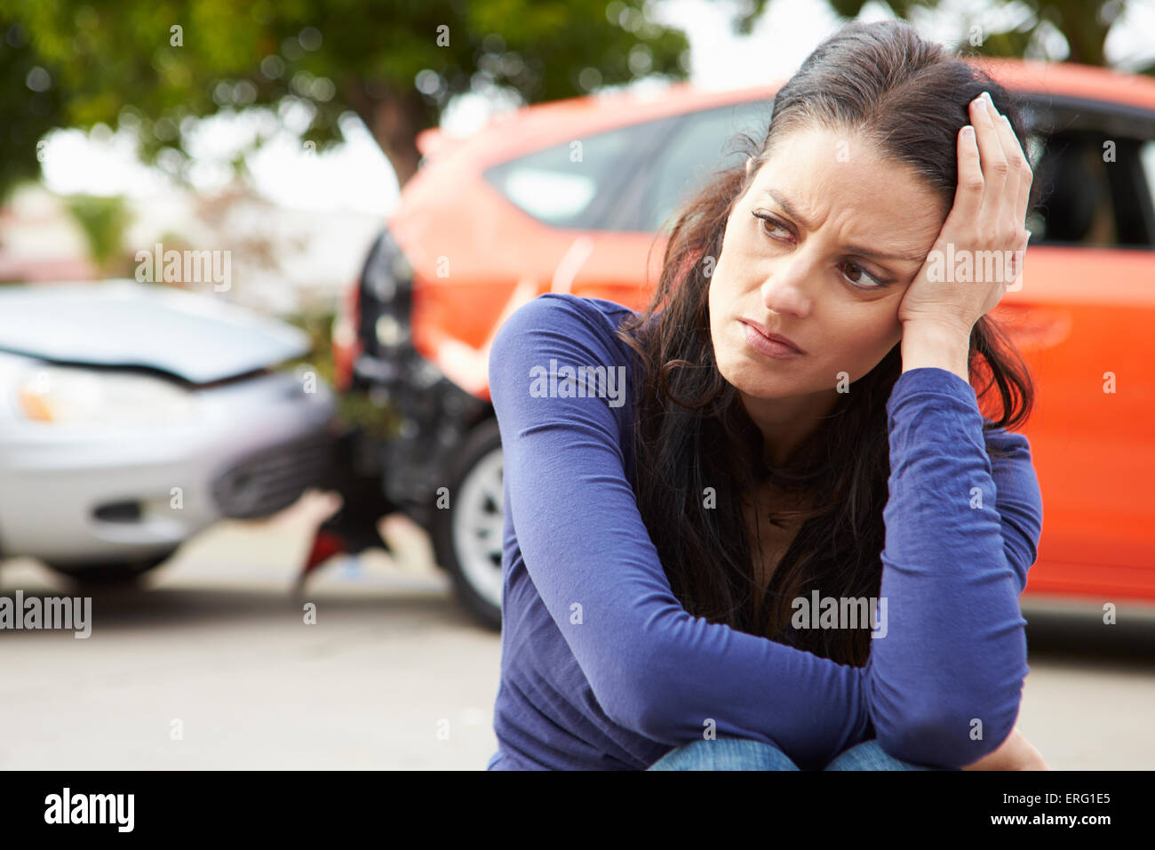 Besorgt Fahrerin sitzt mit dem Auto nach Verkehrsunfall Stockfoto