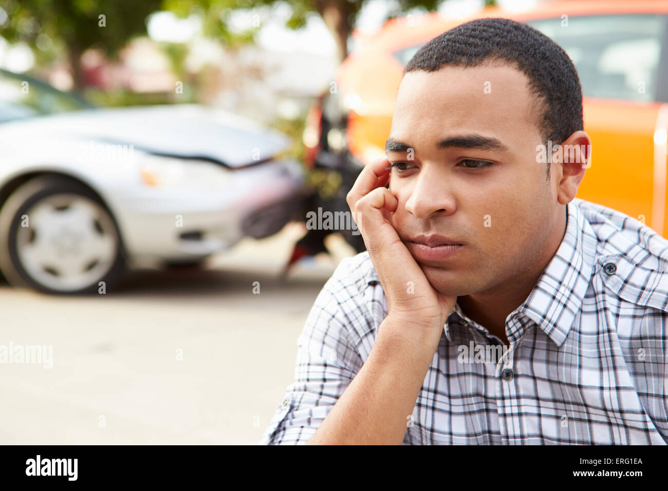 Besorgt männliche Fahrer sitzen mit dem Auto nach Verkehrsunfall Stockfoto