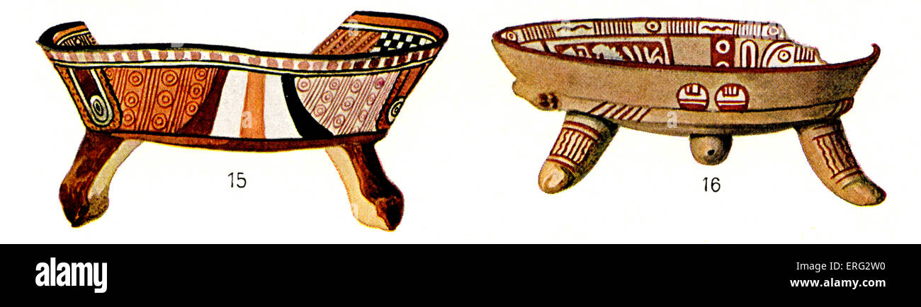 Präkolumbische mexikanische Objekte, darunter zwei reich verziert Stativ Gerichte aus gebranntem Ton, die ursprünglich für zeremonielle Zwecke (15-16) gemacht. Stockfoto