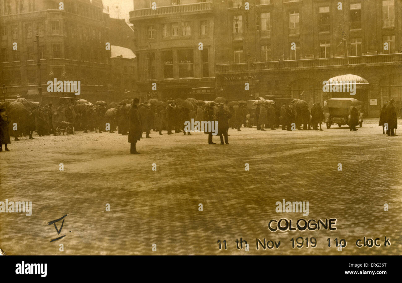 Köln, Deutschland, Anfang des 20. Jahrhunderts. Tag des Waffenstillstands, 11. November 1919, 11 Uhr.  Postkarte. Stockfoto