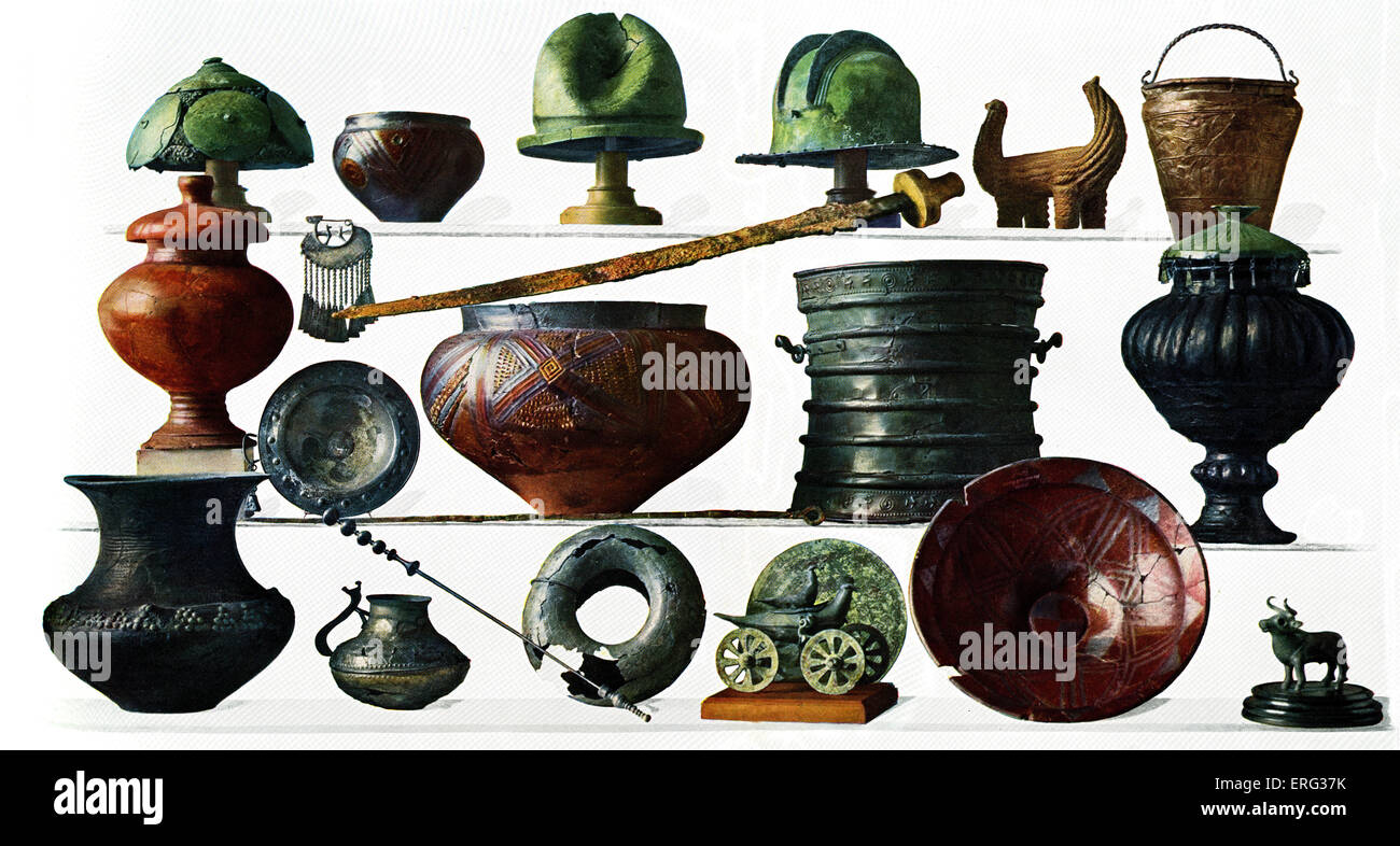 Eisenzeit Grabbeigaben aus Österreich und Bosnien unter anderem Helme, Gefäße, Skulpturen und ein Schwert. Stockfoto