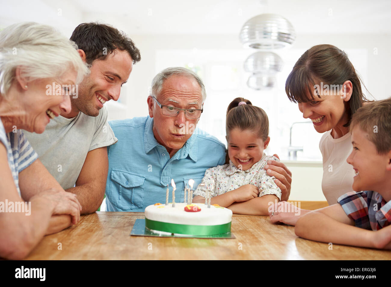 Multi-Generationen-Familie Geburtstag des Großvaters Stockfotografie - Alamy