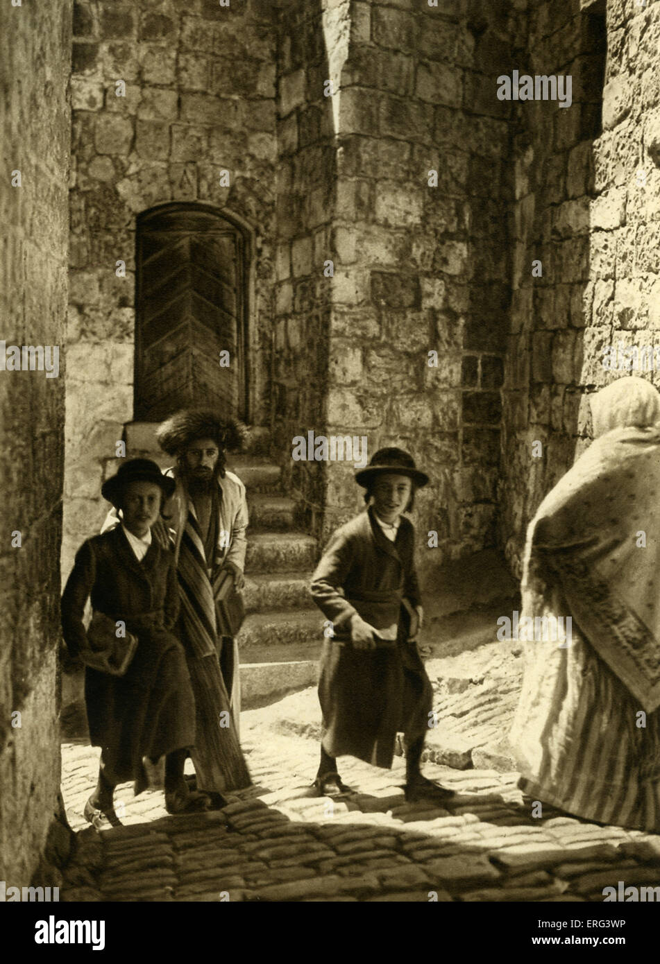 Juden auf dem Weg zur Synagoge, Jerusalem.  Anfang der 1920er Jahre (zuerst veröffentlicht 1925). Stockfoto