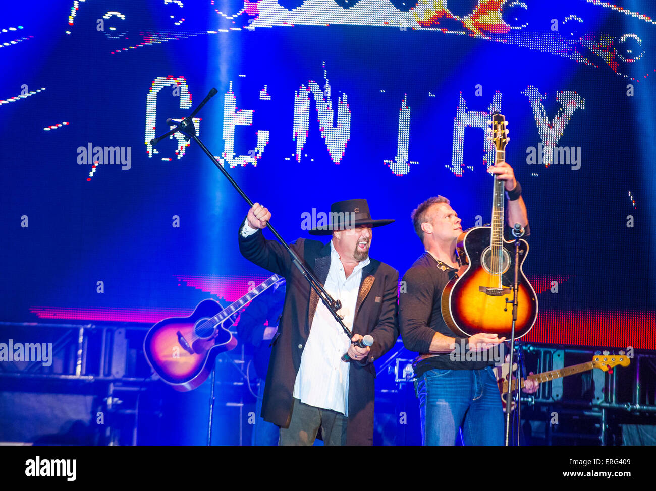 Eddie Montgomery und Troy Gentry von Montgomery Gentry führen auf der Bühne in Las Vegas, Nevada Stockfoto