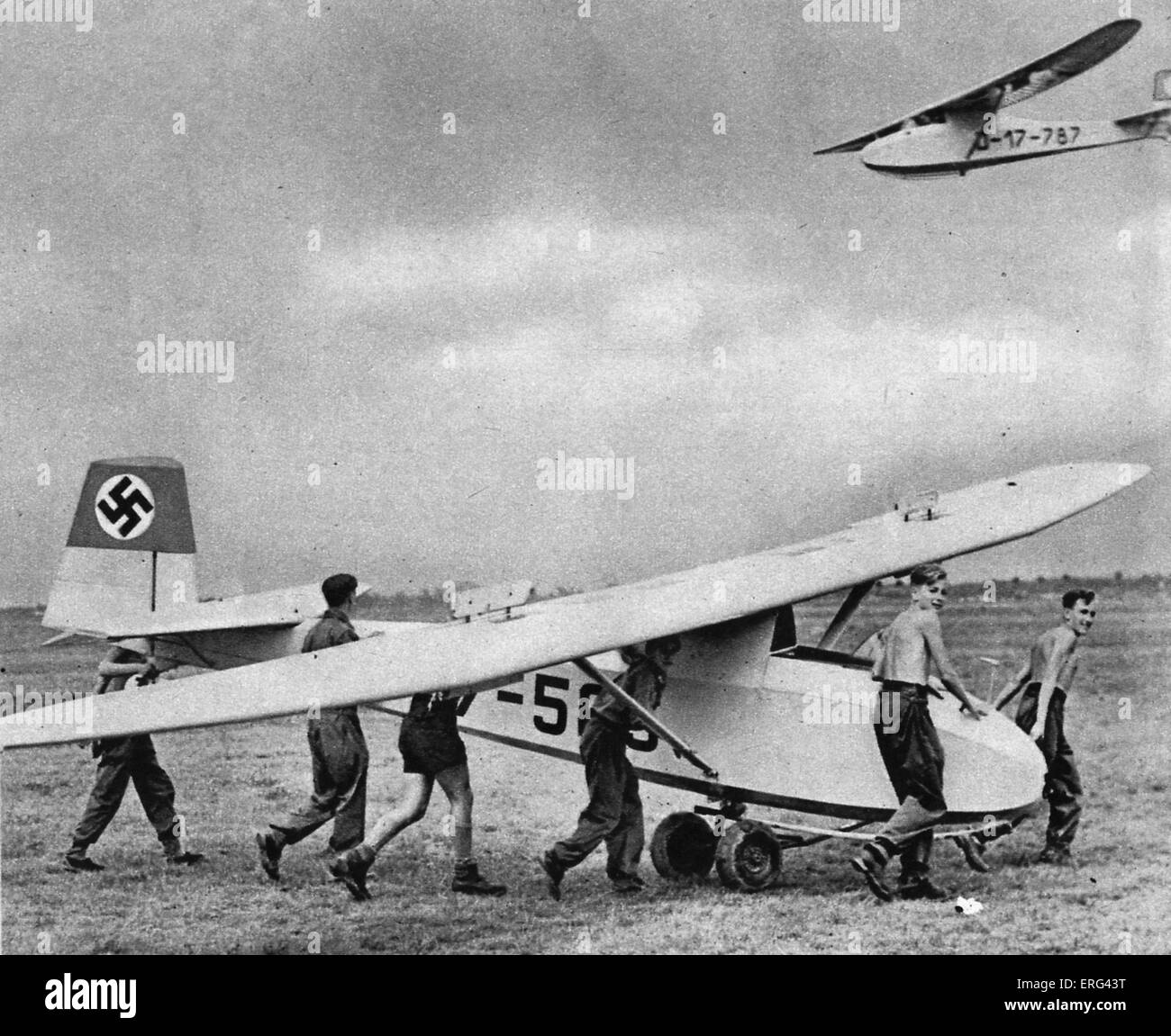 Stuka-Flugzeug ist in Position auf Rädern. Hakenkreuz auf Flügeln. Wiener Illustrierte 2. September 1942. Bildunterschrift lautet Wahrend Notsch Stockfoto