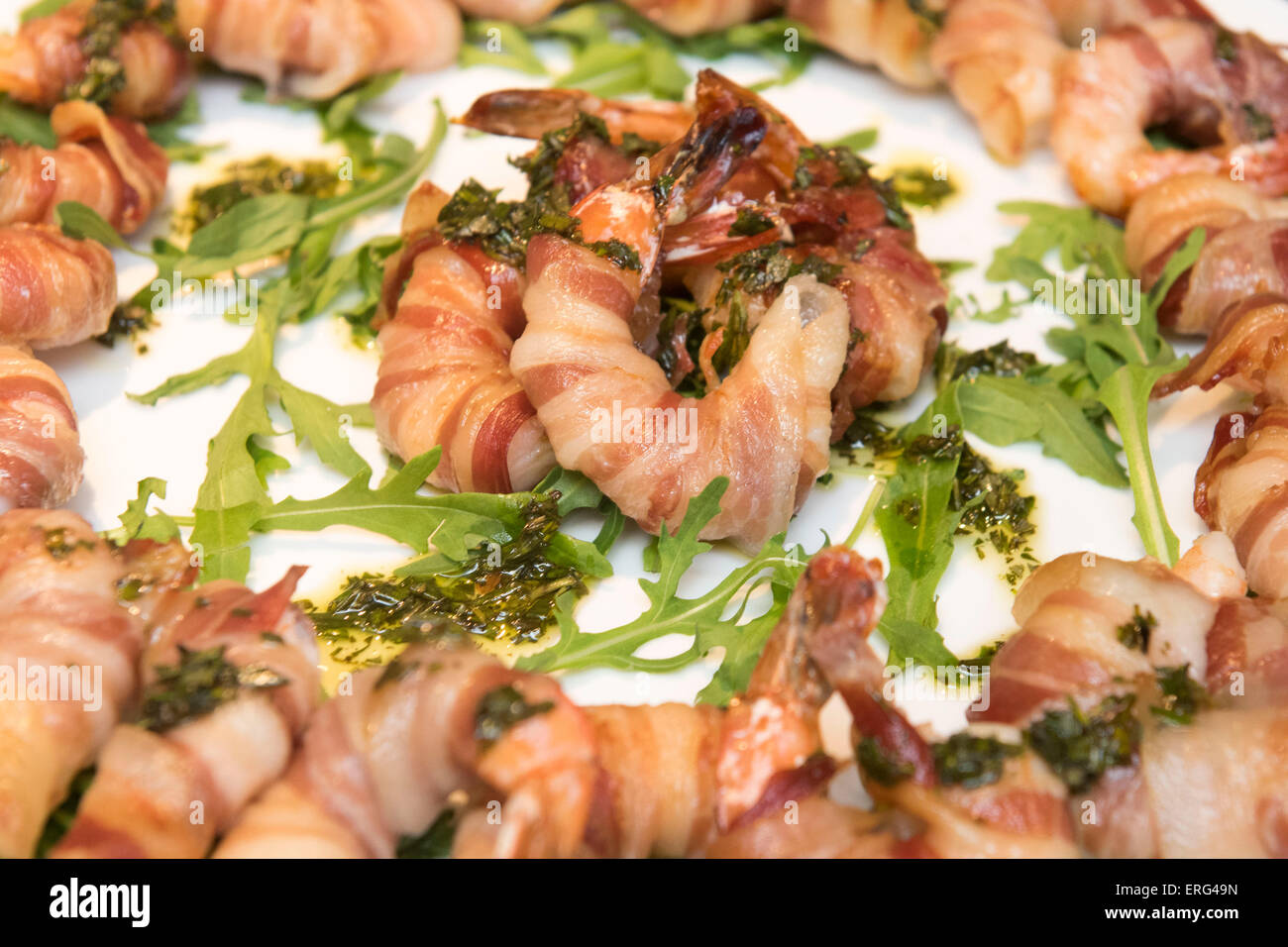 Garnelen eingewickelt in Speck diente als Tapas in einem italienischen Restaurant. Stockfoto