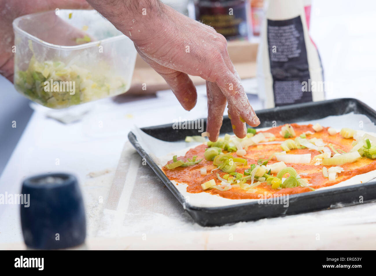 Ein Mann wird die Pizza in einem italienischen Pizza-Restaurant. Stockfoto