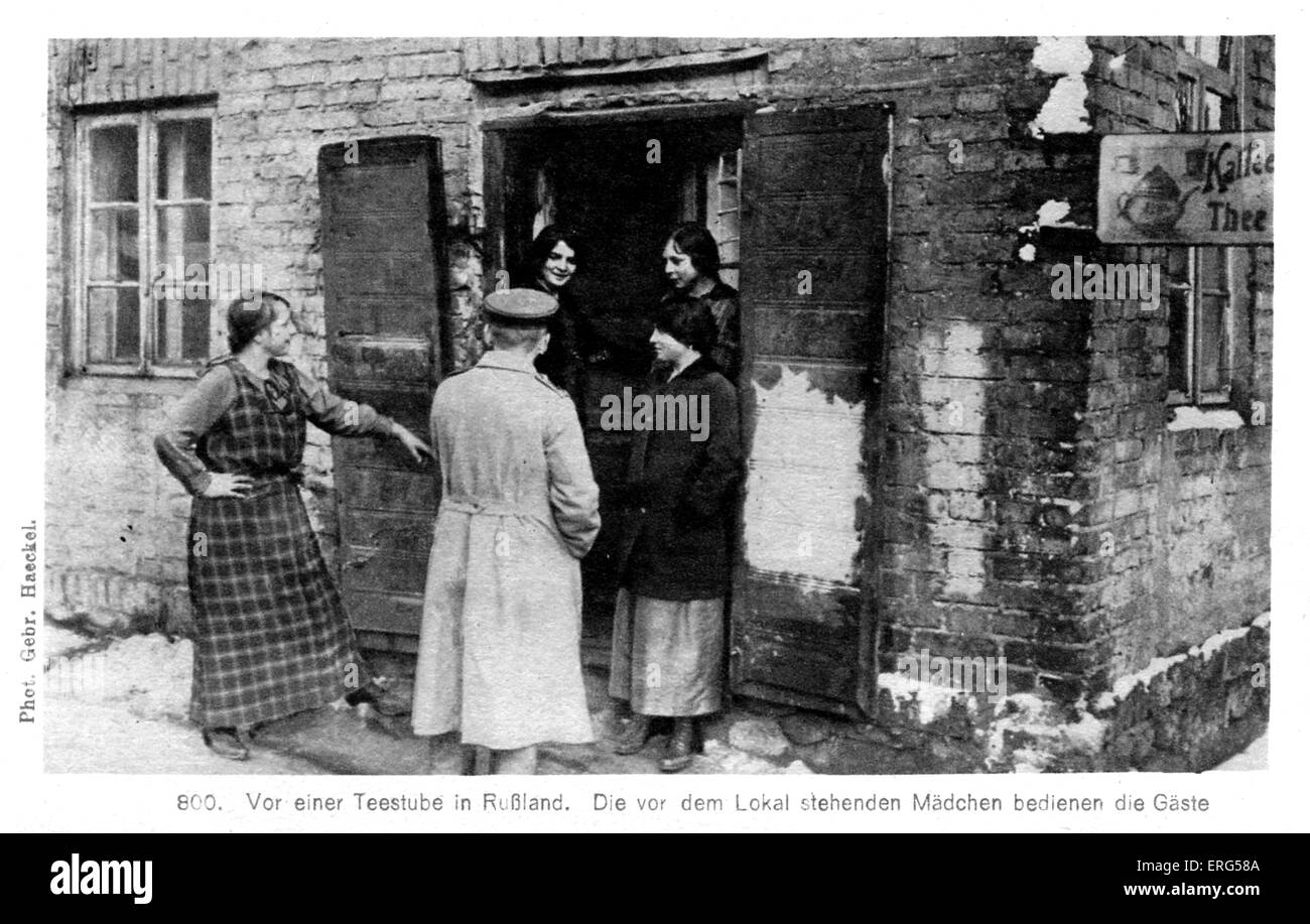 Deutsche Besetzung an der Ostfront im ersten Weltkrieg. Von Foto von deutschen Soldaten Besuch einer lokalen Teestube. Beschriftung Stockfoto