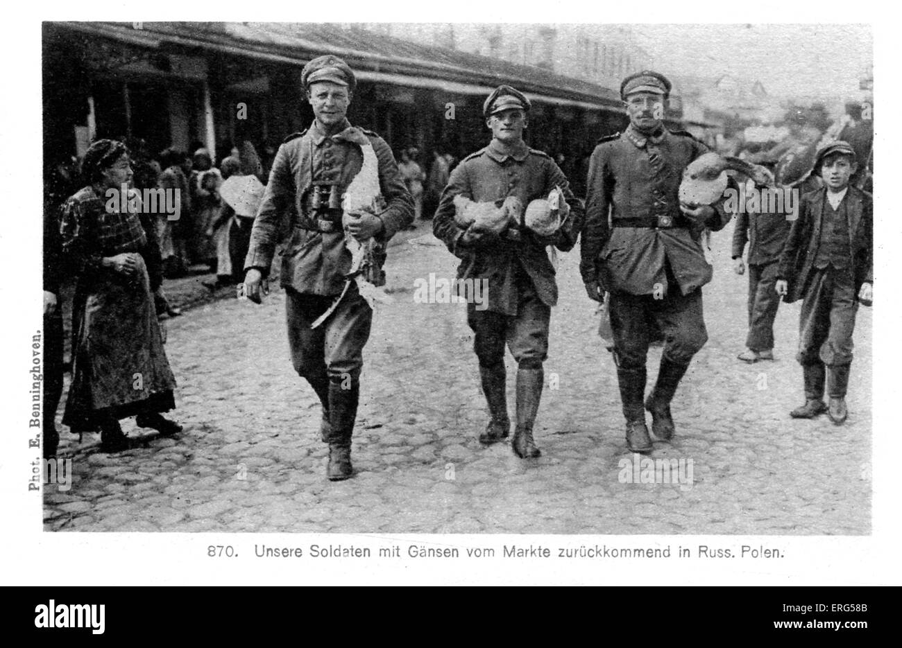 Deutsche Besetzung an der Ostfront im ersten Weltkrieg. Deutsche Soldaten tragen aus Fotografie Gänse aus einem Markt in russischer Sprache Stockfoto