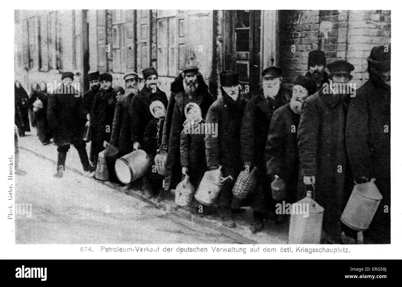 Deutsche Besetzung an der Ostfront in World War I. entnommen Foto, zeigt Menschen vor Ort (Polen) Schlange, um Benzin zu kaufen Stockfoto