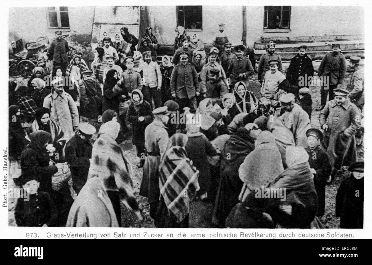 Deutsche Besetzung an der Ostfront in World War I. entnommen Foto, zeigt deutsche Soldaten, die Übergabe von Salz und Zucker Stockfoto
