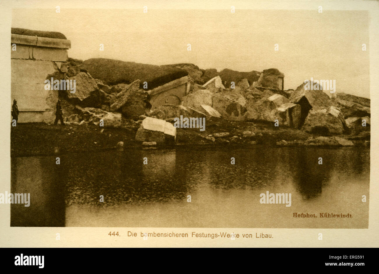 Libau unter deutscher Besatzung Weltkrieg. Foto entnommen, zeigt zerstörte Befestigungsanlagen in Libau. Beschriftung ist ironisch, Stockfoto