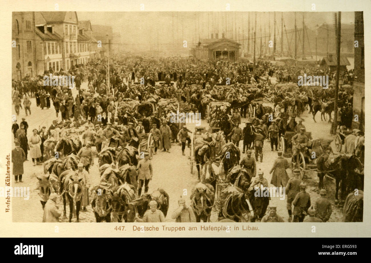 Libau unter Weltkrieg Deutsch Occupation.Taken von Foto, zeigt deutsche Truppen und Pferde und Wagen versammelten sich in der Stockfoto