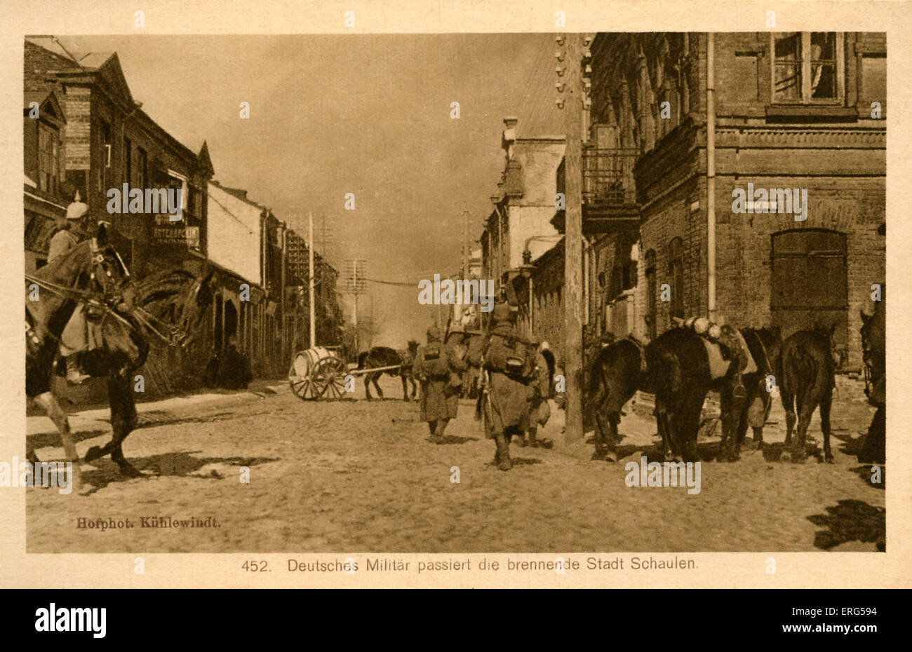 Am östlichen Front Städte unter deutscher Besatzung Weltkrieg. Entnommen aus Foto, zeigt deutsche Truppen durch die Stadt Stockfoto