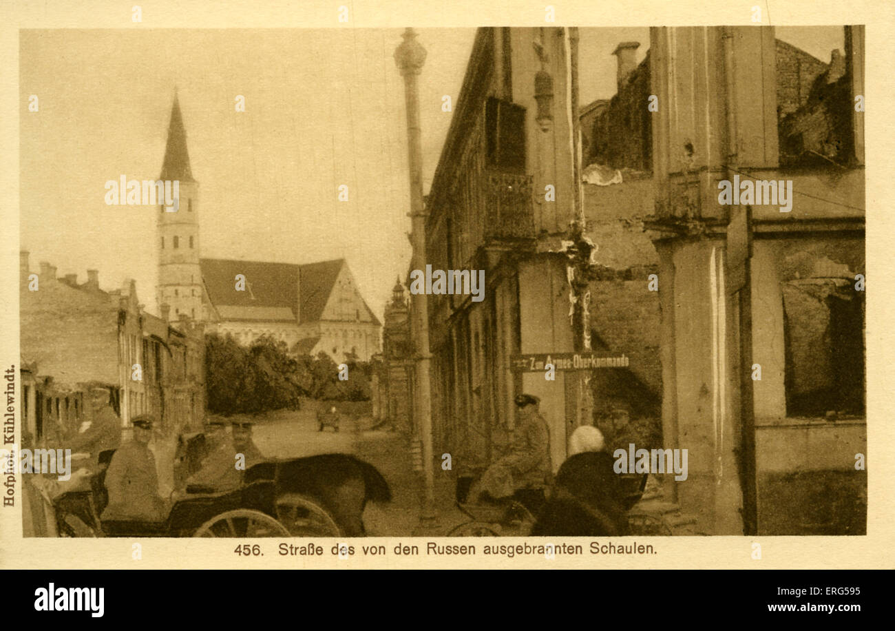 Am östlichen Front Städte unter deutscher Besatzung Weltkrieg. Foto, zeigt deutsche Truppen vor ausgebrannten entnommen Stockfoto