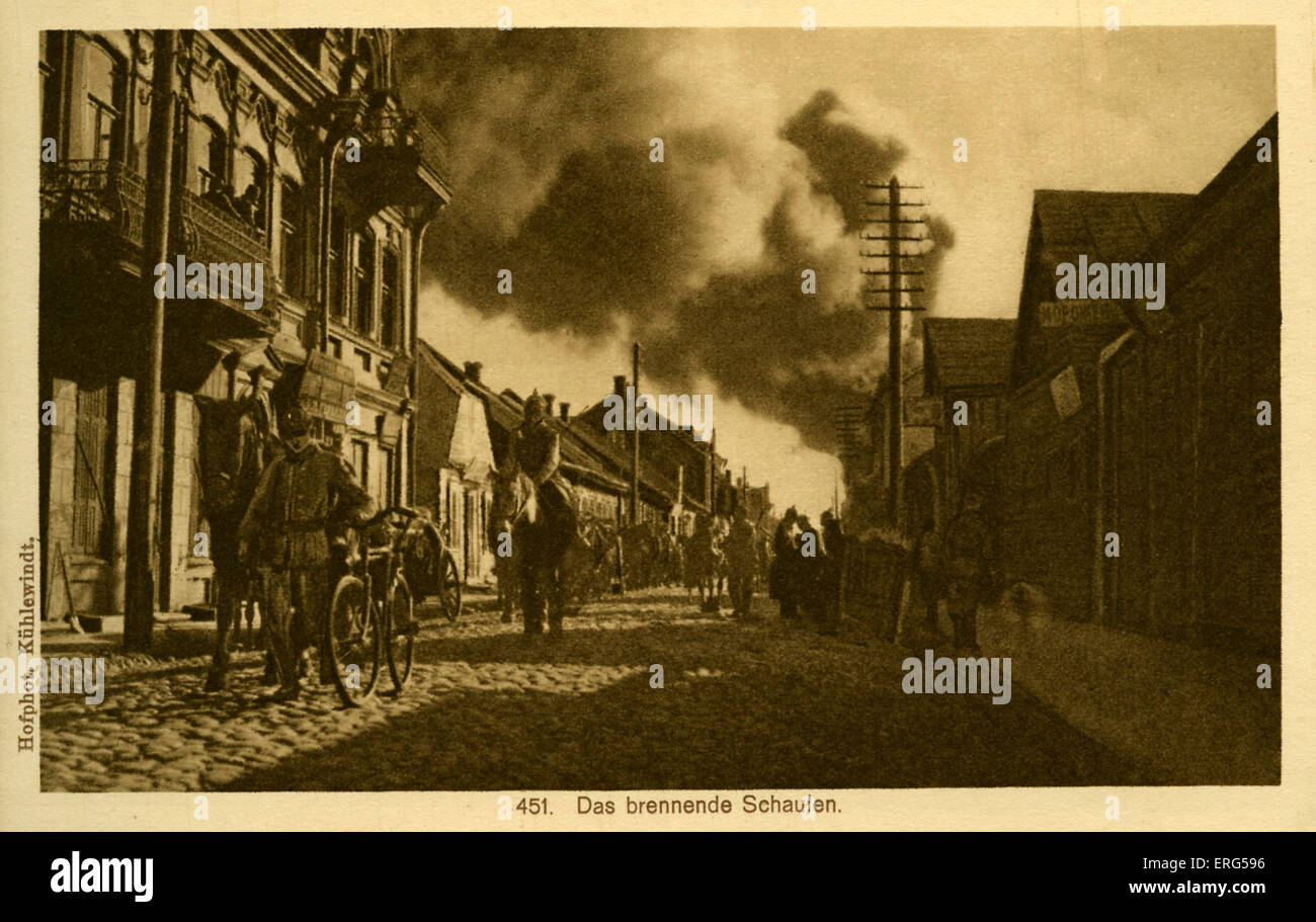 Am östlichen Front Städte unter deutscher Besatzung Weltkrieg. Foto, zeigt deutsche Truppen auf dem Pferderücken in einem brennenden entnommen Stockfoto